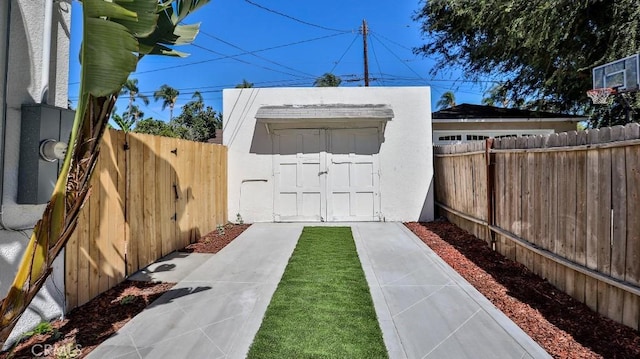 view of yard with a shed