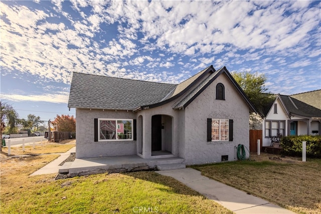 view of front facade featuring a front yard