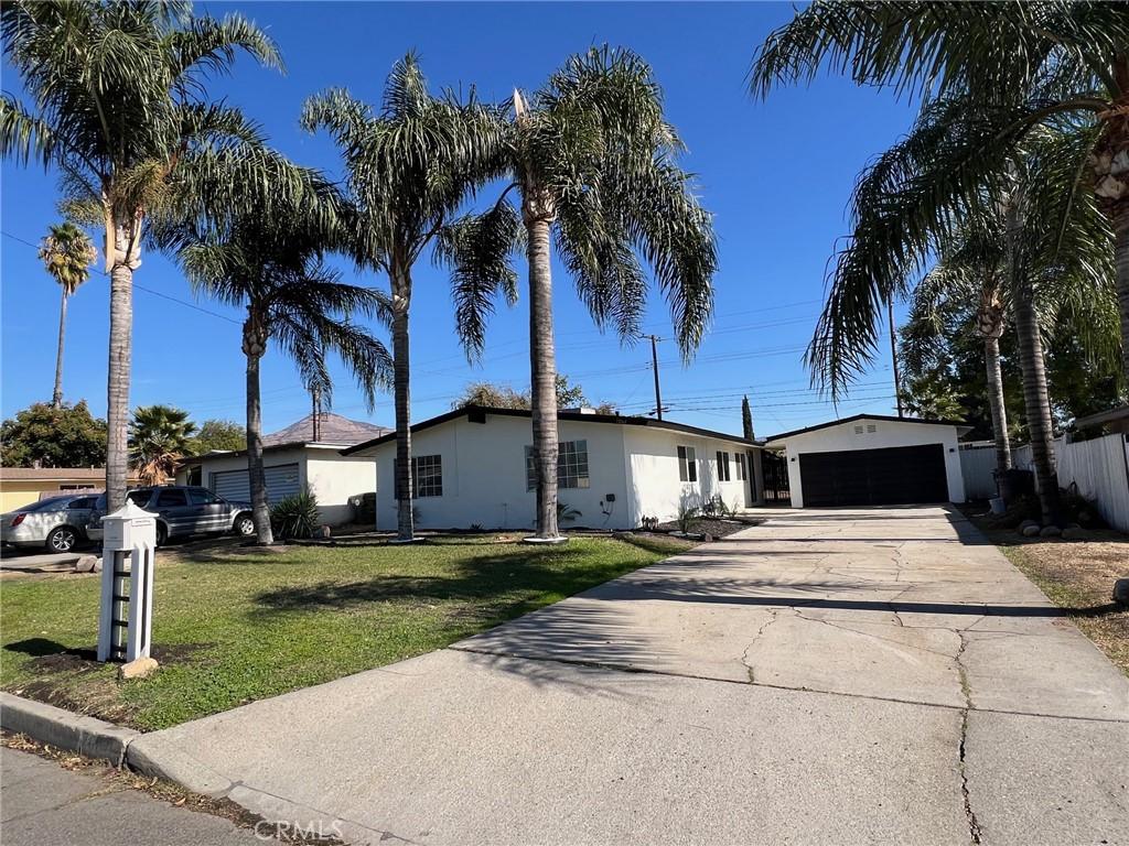 single story home featuring a front lawn