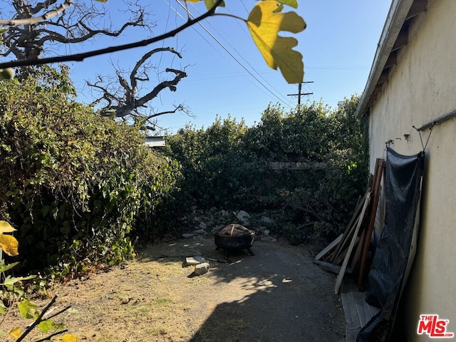 view of yard with a fire pit