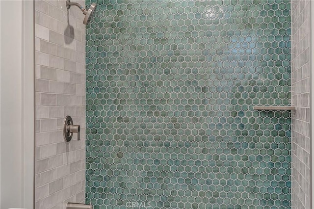 bathroom featuring tiled shower