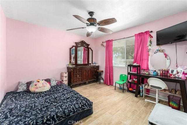 bedroom featuring light hardwood / wood-style floors and ceiling fan