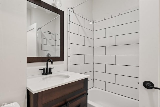 bathroom with vanity and tiled shower / bath