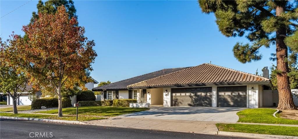 view of front facade featuring a front yard and a garage