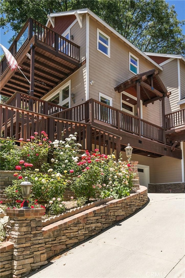 27554 N Bay Rd, Lake Arrowhead, CA 92352 - view of side of home with a deck and a garage