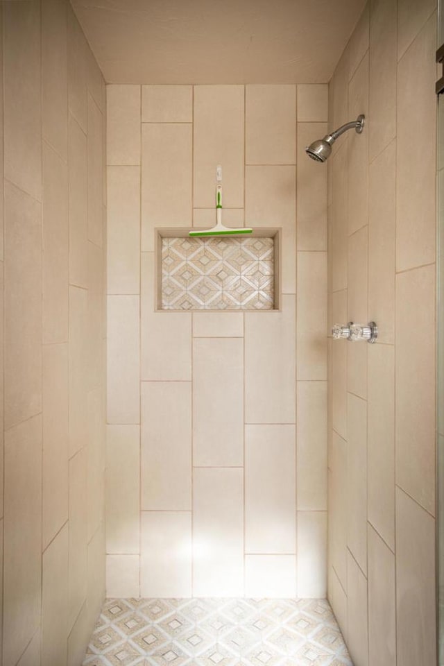 bathroom featuring tiled shower