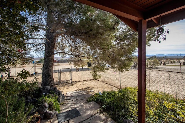 view of yard featuring a rural view