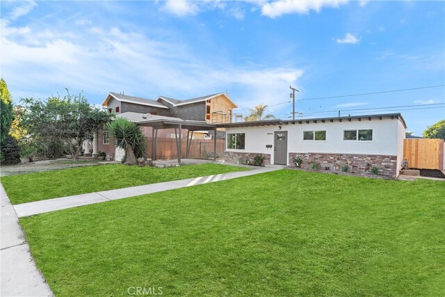 view of front facade featuring a front yard