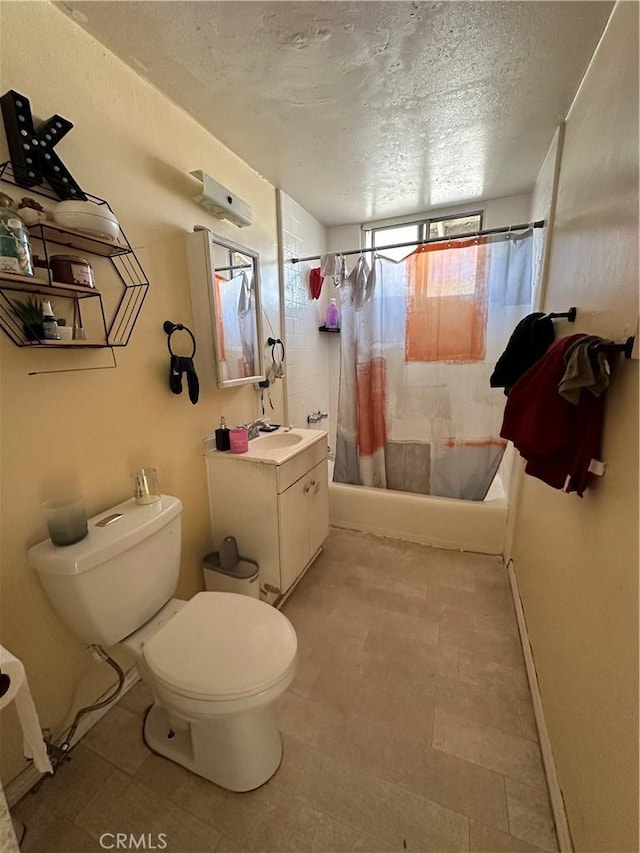 full bath featuring baseboards, toilet, shower / bath combo with shower curtain, a textured ceiling, and vanity