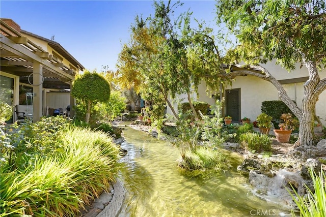 view of yard featuring a pergola