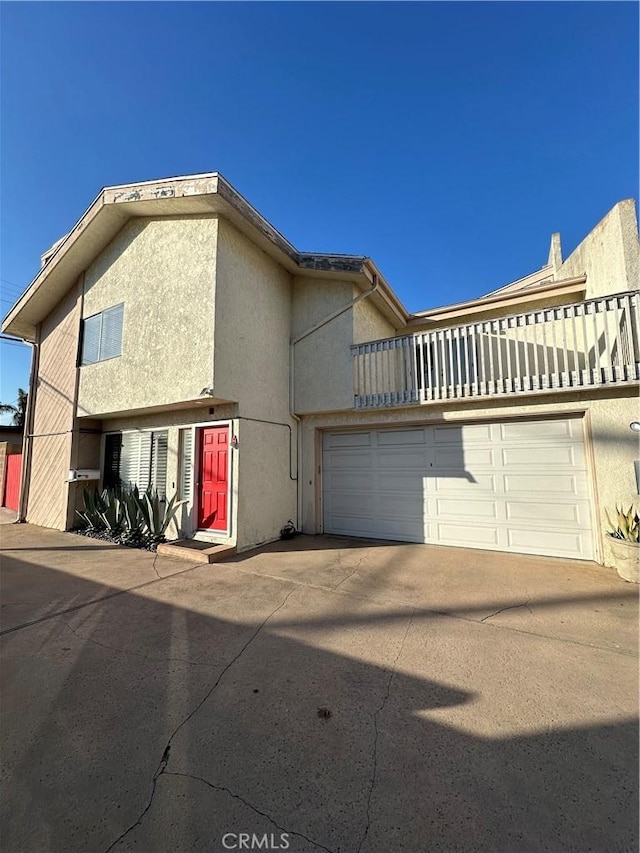 view of front of home featuring a balcony