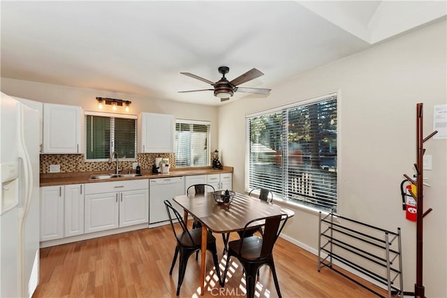 dining room featuring light hardwood / wood-style floors, ceiling fan, and sink