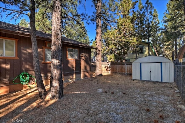 view of yard featuring a shed