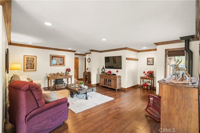 living room featuring dark wood-type flooring, baseboards, recessed lighting, and crown molding