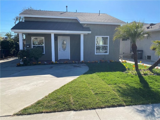 view of front of property featuring a front yard