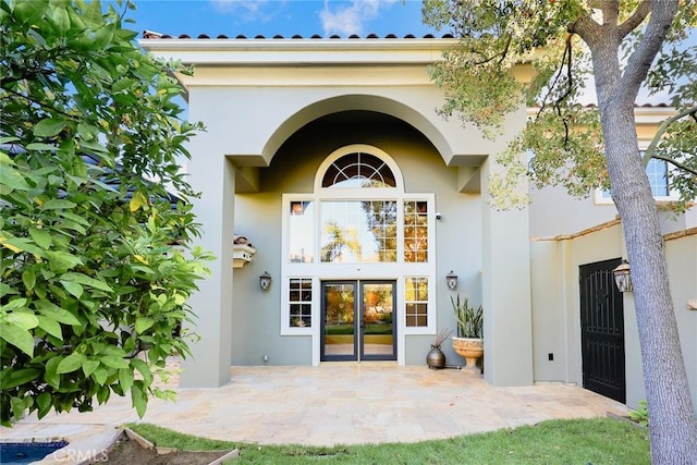 property entrance featuring a patio