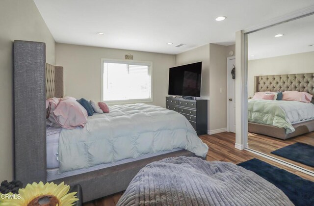 bedroom with recessed lighting, baseboards, visible vents, and wood finished floors