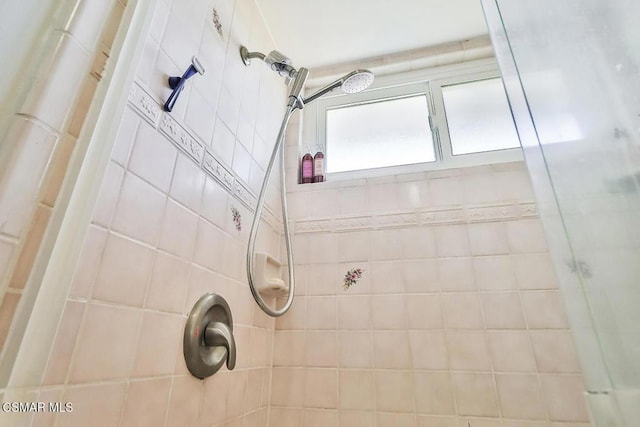 bathroom featuring tiled shower