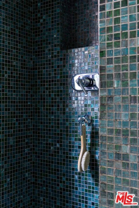 bathroom featuring tiled shower