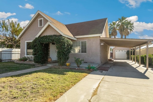 view of front of property featuring a carport and a front yard