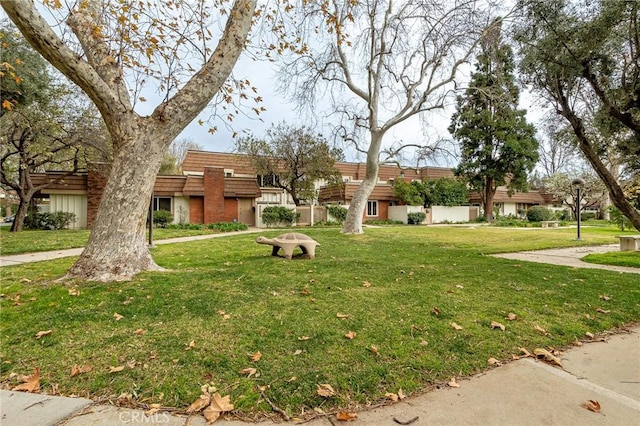 view of front of property featuring a front yard