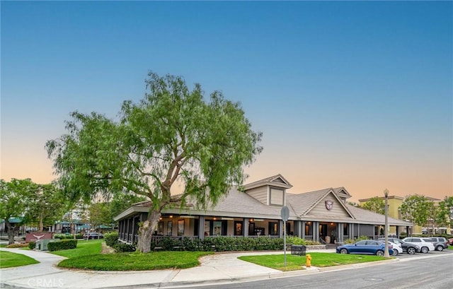 view of front of property featuring a lawn