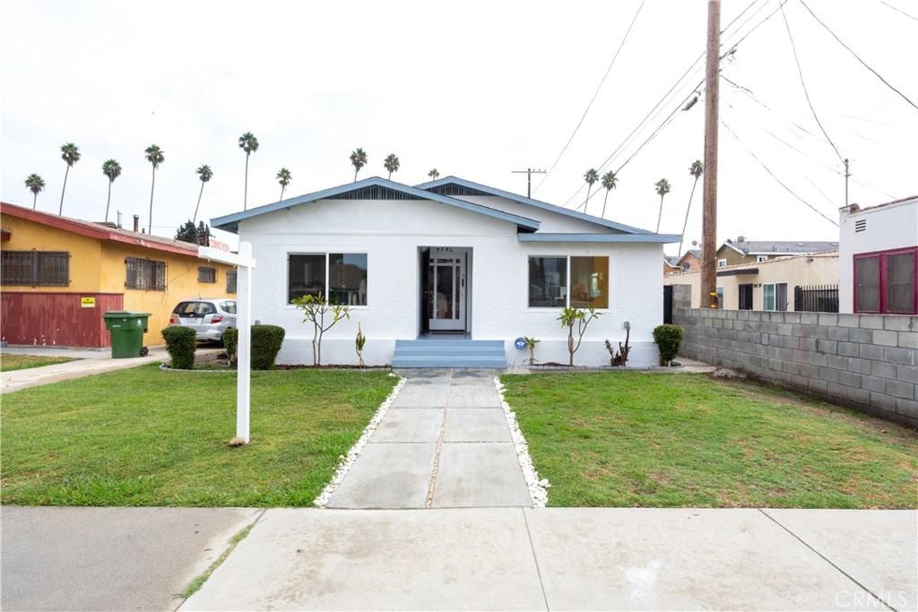 view of front facade with a front yard