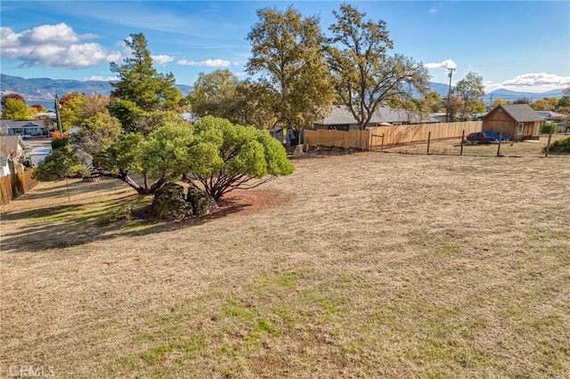 view of yard featuring a mountain view