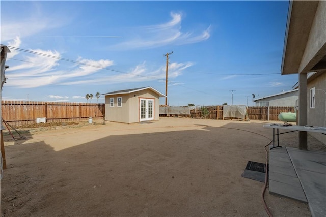 view of yard featuring an outdoor structure