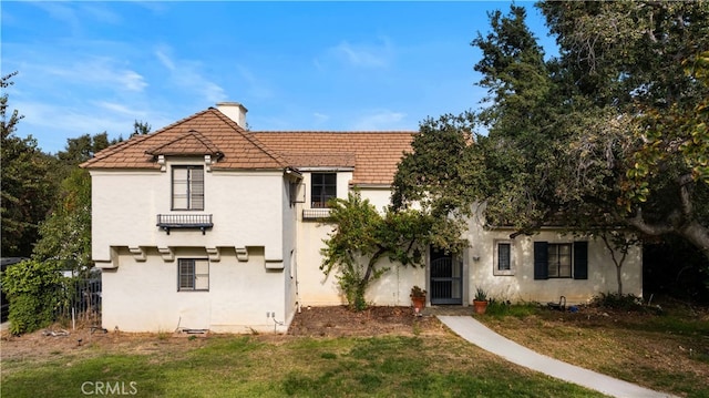 view of front facade with a front lawn