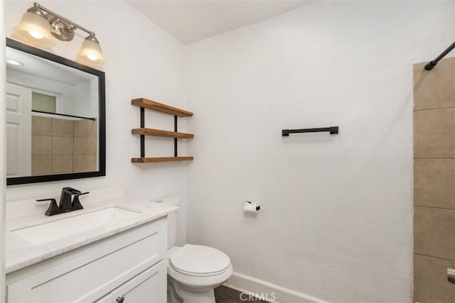 full bath featuring a shower with shower curtain, baseboards, vanity, and toilet