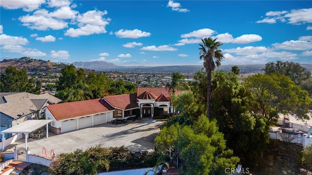 birds eye view of property featuring a mountain view