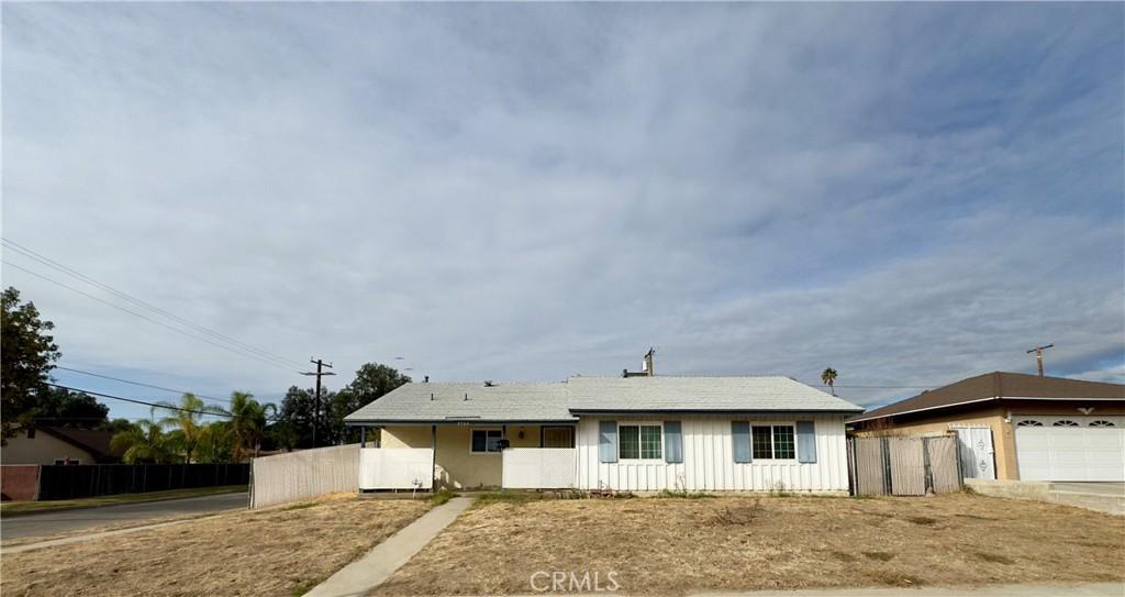 single story home featuring a garage