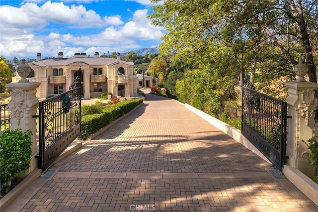 surrounding community featuring a mountain view