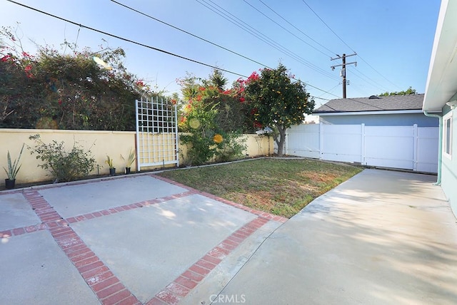 8121 San Mateo Cir, Buena Park, CA 90620 - view of yard with a patio area