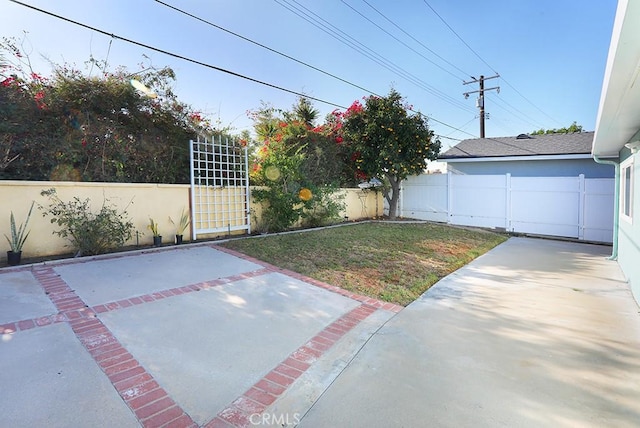 8121 San Mateo Cir, Buena Park, CA 90620 - fenced backyard with a patio