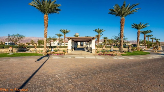 view of front of property featuring a mountain view