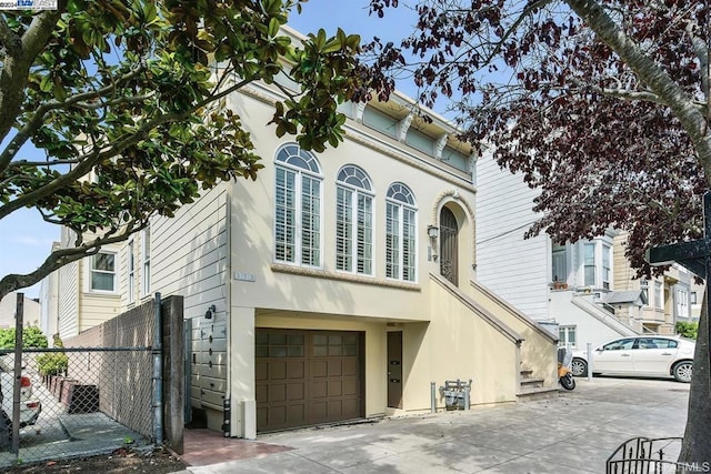 view of front facade featuring a garage