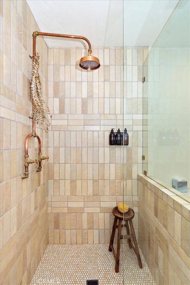 bathroom featuring tiled shower