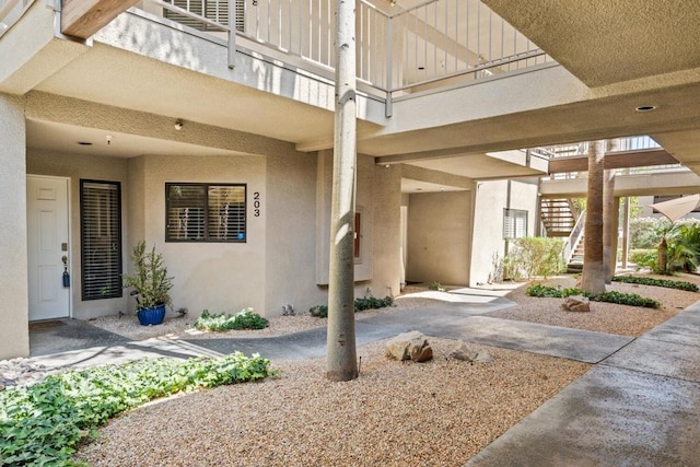 property entrance featuring a balcony