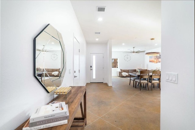 entryway featuring concrete floors and ceiling fan