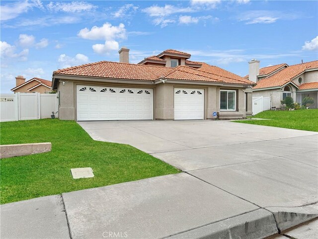 view of front of house featuring a front yard and a garage