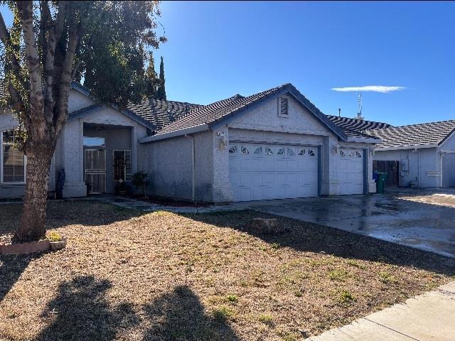 single story home featuring a garage