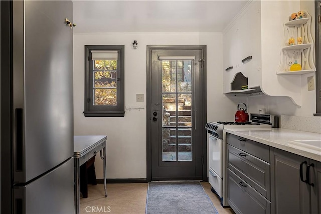 entryway featuring ornamental molding