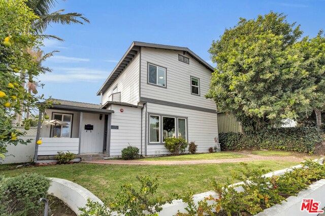 view of front of property featuring a front lawn