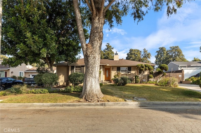 ranch-style house featuring a front lawn