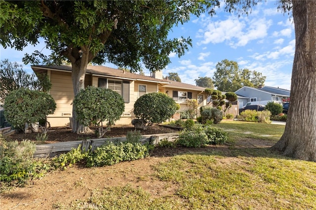 ranch-style home featuring a front lawn