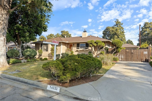 single story home with a front yard