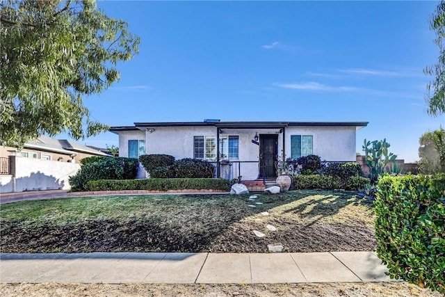 ranch-style home featuring a front lawn