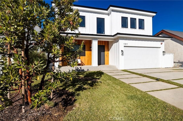 view of front facade featuring a front lawn and a garage